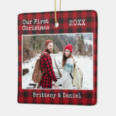 タイプライターの文字初めてのクリスマスカップル写真のプレイド セラミックオーナメント (左)