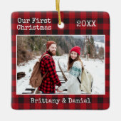タイプライターの文字初めてのクリスマスカップル写真のプレイド セラミックオーナメント (正面)