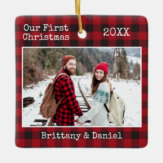 タイプライターの文字初めてのクリスマスカップル写真のプレイド セラミックオーナメント (正面)