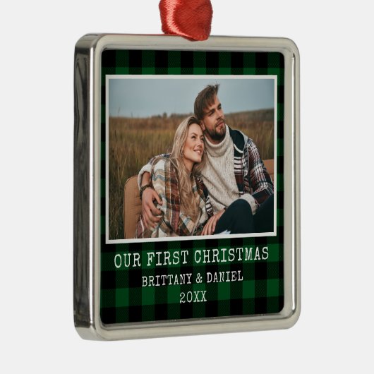 タイプライターフォントグリーンプレイドカップル初めてのクリスマス メタルオーナメント (右)