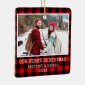 タイプライターフォントレッドプレイドカップル初めてのクリスマス セラミックオーナメント (右)