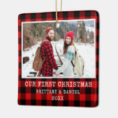 タイプライターフォントレッドプレイドカップル初めてのクリスマス セラミックオーナメント (左)