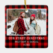 タイプライターフォントレッドプレイドカップル初めてのクリスマス セラミックオーナメント (正面)