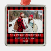 タイプライターフォントレッドプレイドカップル初めてのクリスマス メタルオーナメント (正面)
