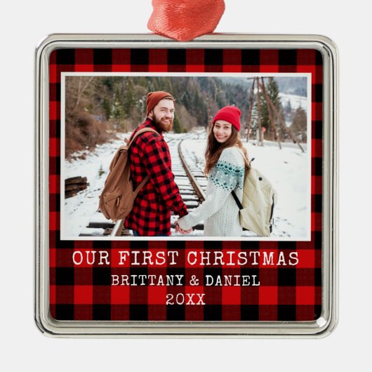 タイプライターフォントレッドプレイドカップル初めてのクリスマス メタルオーナメント (正面)