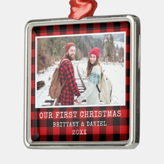 タイプライターフォントレッドプレイドカップル初めてのクリスマス メタルオーナメント (左)