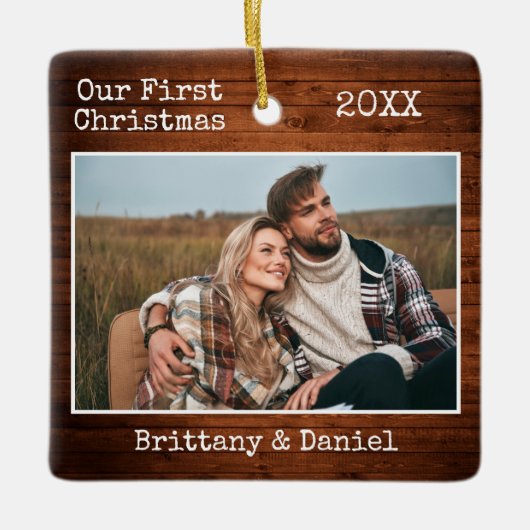 タイプライター文字ウッド初めてのクリスマスカップル写真 セラミックオーナメント (正面)