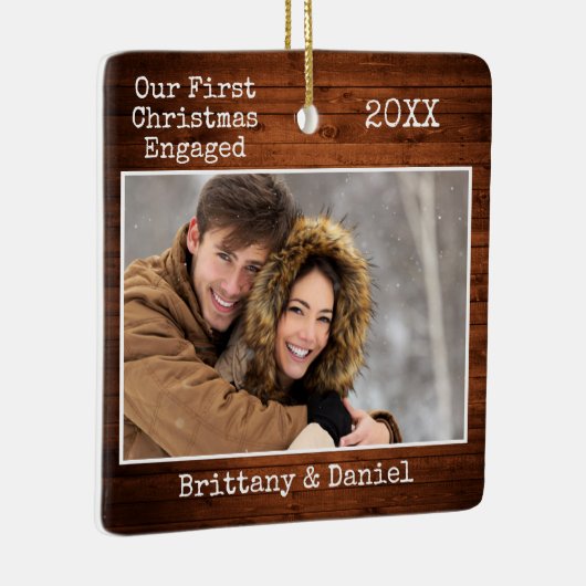 タイプライター文字ウッド初めてのクリスマス婚約した写真 セラミックオーナメント (右)