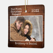 タイプライター文字ウッド初めてのクリスマス婚約した写真 セラミックオーナメント (左)