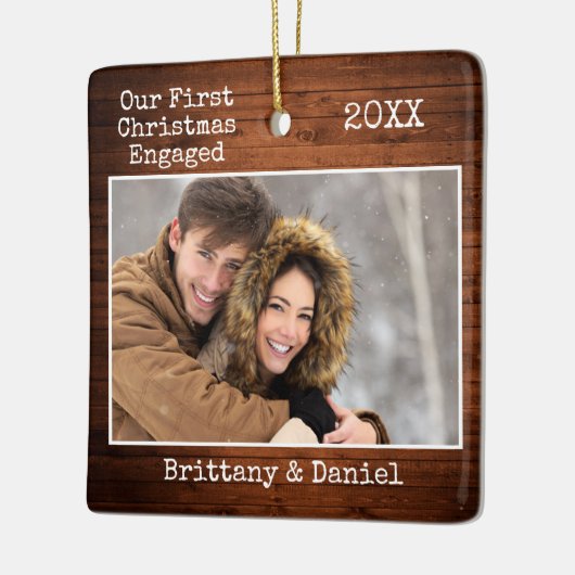タイプライター文字ウッド初めてのクリスマス婚約した写真 セラミックオーナメント (左)
