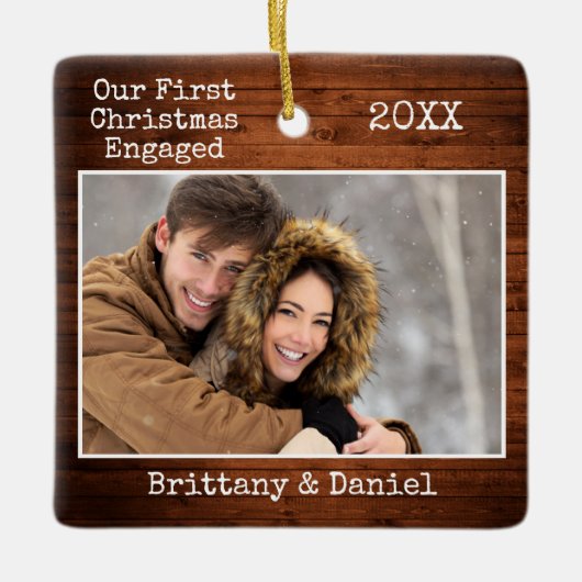 タイプライター文字ウッド初めてのクリスマス婚約した写真 セラミックオーナメント (正面)