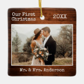 タイプライター文字ウッド初めてのクリスマス結婚ズの写真 セラミックオーナメント (正面)