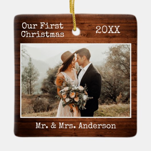 タイプライター文字ウッド初めてのクリスマス結婚ズの写真 セラミックオーナメント (正面)