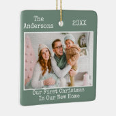 タイプライター文字セージグリーン初めてのクリスマスホーム セラミックオーナメント (右)