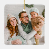 タイプライター文字セージグリーン初めてのクリスマスホーム セラミックオーナメント (裏面)