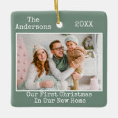 タイプライター文字セージグリーン初めてのクリスマスホーム セラミックオーナメント (正面)