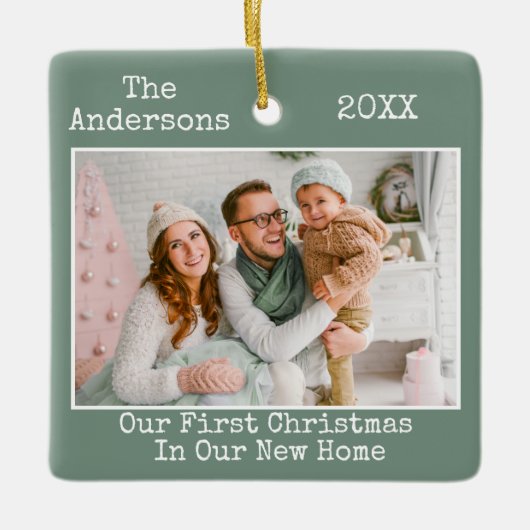 タイプライター文字セージグリーン初めてのクリスマスホーム セラミックオーナメント (正面)