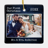 タイプライター文字ブルーウッド初めてのクリスマス結婚ズ セラミックオーナメント (正面)