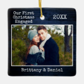 タイプライター文字ブルーウッド初めてのクリスマス 婚約した セラミックオーナメント (正面)