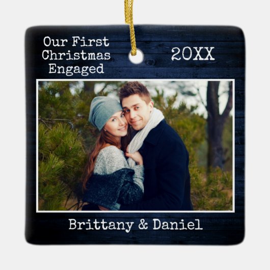 タイプライター文字ブルーウッド初めてのクリスマス 婚約した セラミックオーナメント (正面)