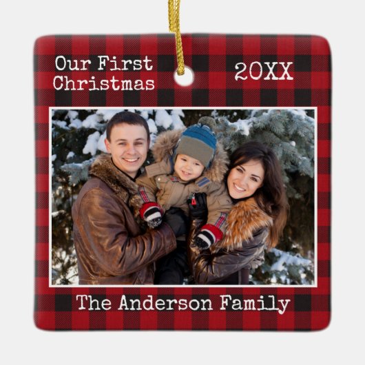 タイプライター文字プレイド初めてのクリスマスファミリーフォト セラミックオーナメント (正面)