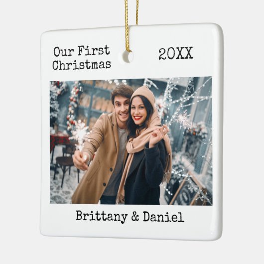 タイプライター文字初めてのクリスマスカップルの写真 セラミックオーナメント (左)