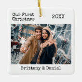 タイプライター文字初めてのクリスマスカップルの写真 セラミックオーナメント (正面)