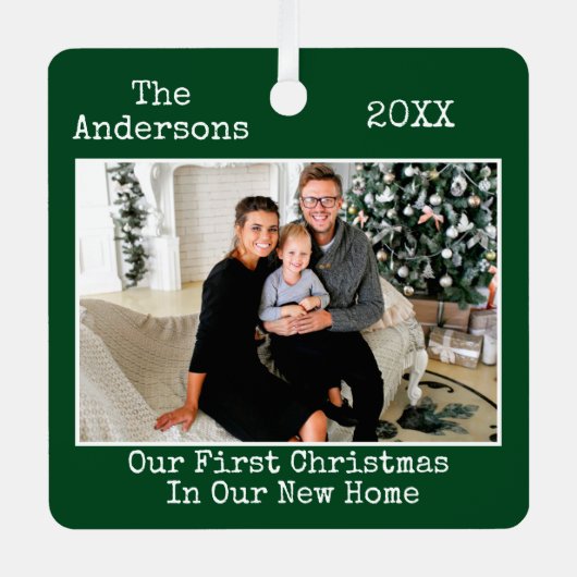 タイプライター文字初めてのクリスマスニューホームグリーン メタルオーナメント (正面)