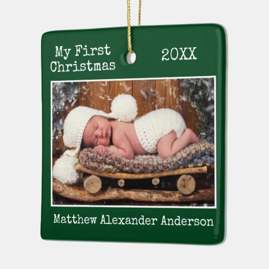 タイプライター文字初めてのクリスマスベビーフォトグリーン セラミックオーナメント (左)
