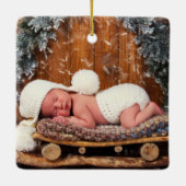 タイプライター文字初めてのクリスマスベビーフォトグリーン セラミックオーナメント (裏面)