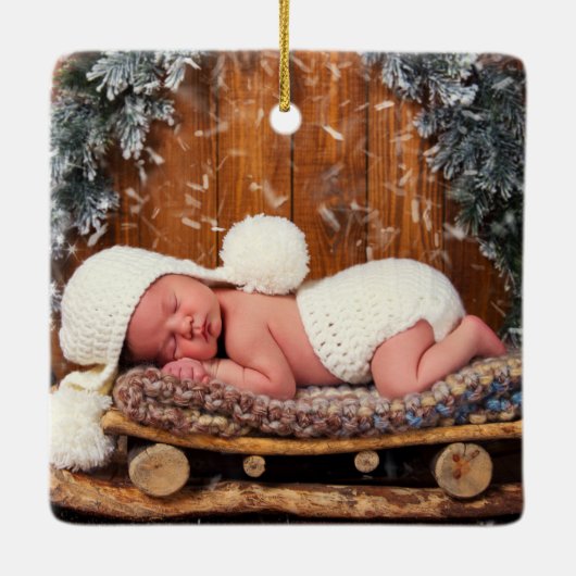タイプライター文字初めてのクリスマスベビーフォトグリーン セラミックオーナメント (裏面)