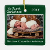 タイプライター文字初めてのクリスマスベビーフォトグリーン セラミックオーナメント (正面)