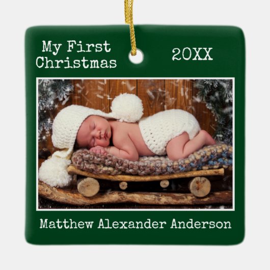 タイプライター文字初めてのクリスマスベビーフォトグリーン セラミックオーナメント (正面)