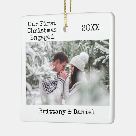 タイプライター文字初めてのクリスマス婚約した写真 セラミックオーナメント (左)