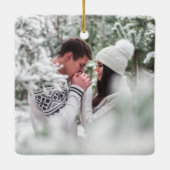 タイプライター文字初めてのクリスマス婚約した写真 セラミックオーナメント (裏面)