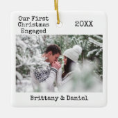 タイプライター文字初めてのクリスマス婚約した写真 セラミックオーナメント (正面)