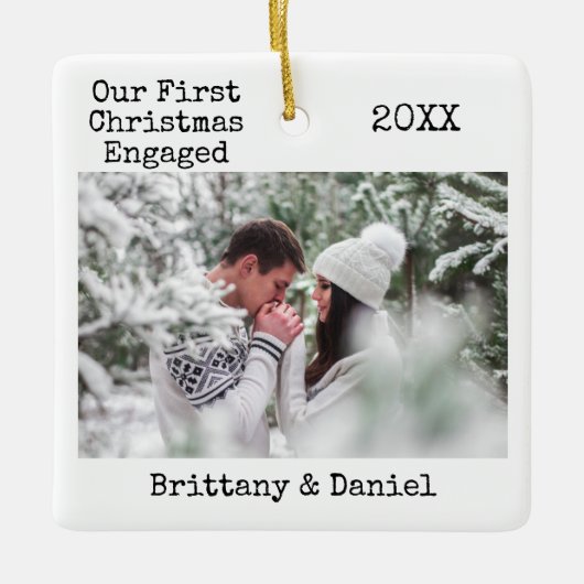 タイプライター文字初めてのクリスマス婚約した写真 セラミックオーナメント (正面)