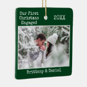 タイプライター文字初めてのクリスマス婚約した緑 セラミックオーナメント (右)