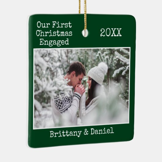 タイプライター文字初めてのクリスマス婚約した緑 セラミックオーナメント (右)