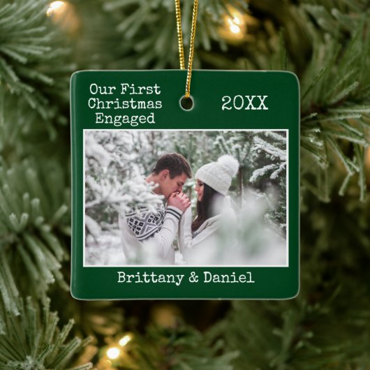 タイプライター文字初めてのクリスマス婚約した緑 セラミックオーナメント (ツリー)