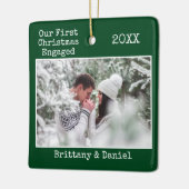 タイプライター文字初めてのクリスマス婚約した緑 セラミックオーナメント (左)