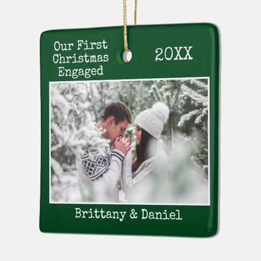 タイプライター文字初めてのクリスマス婚約した緑 セラミックオーナメント (左)