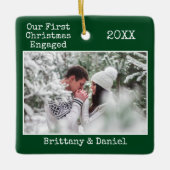 タイプライター文字初めてのクリスマス婚約した緑 セラミックオーナメント (正面)