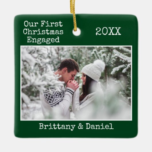 タイプライター文字初めてのクリスマス婚約した緑 セラミックオーナメント (正面)