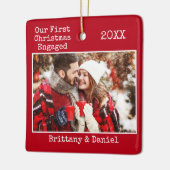 タイプライター文字初めてのクリスマス婚約した赤 セラミックオーナメント (左)