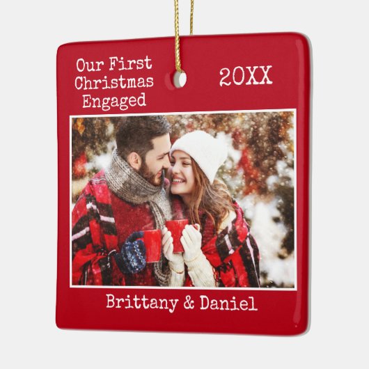 タイプライター文字初めてのクリスマス婚約した赤 セラミックオーナメント (左)