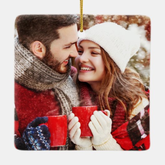 タイプライター文字初めてのクリスマス婚約した赤 セラミックオーナメント (裏面)