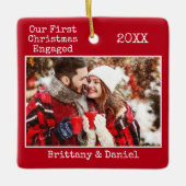 タイプライター文字初めてのクリスマス婚約した赤 セラミックオーナメント (正面)