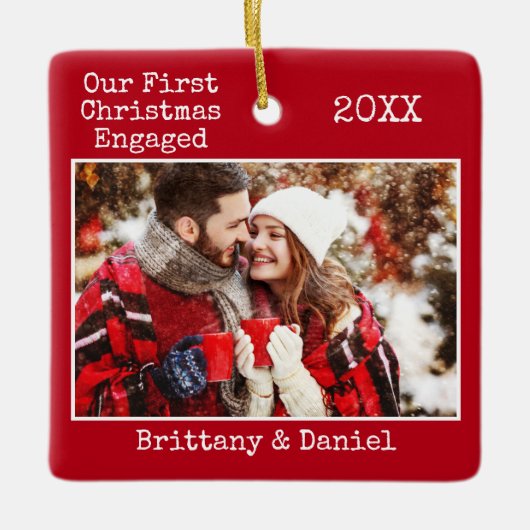 タイプライター文字初めてのクリスマス婚約した赤 セラミックオーナメント (正面)