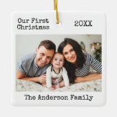 タイプライター文字初めてのクリスマス家族の写真 セラミックオーナメント (正面)